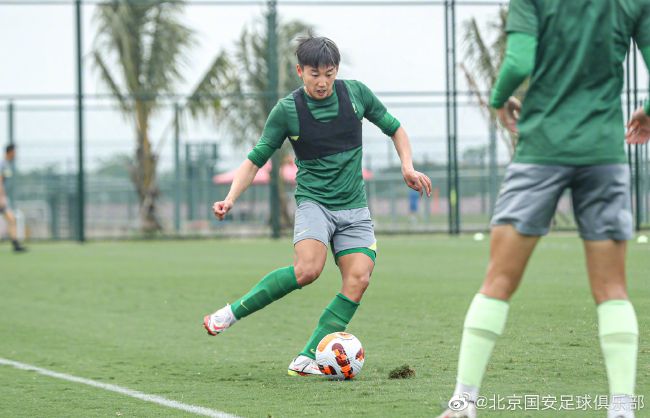施耐德（汤姆·德·威斯布莱尔 Tom De Wispelaere 饰）是一位杀手，今天是他的生日，他承诺老婆会在家和她一路筹办晚饭。此时，施耐德接到了上司梅尔滕斯（吉恩·伯沃依兹 Gene Bervoets 饰）打来的德律风，梅尔滕斯拜托施耐德往杀一个名叫巴克斯（亚历斯·冯·华麦丹 Alex van Warmerdam 饰）的汉子，对经验丰硕的施耐德来讲，这是一份十分轻松的工作，若是时候来得及的话，他完成使命后乃至可以或许赶回家吃午饭。巴克斯住在芦苇丛环抱的湖边小屋当中，天天依托酒精和福寿膏自我麻木，这一天和平常一样，他在昏昏沉沉中醒来，向其女儿弗兰西斯卡（玛丽亚·卡拉克曼 Maria Kraakman 饰）回来造访，固然巴克斯和女儿之间的关系历来不克不及算好，但他现实上十分等候此次会晤，此时巴克斯其实不知道的是，除弗兰西斯卡外，今天还会有另外一位不速之客。